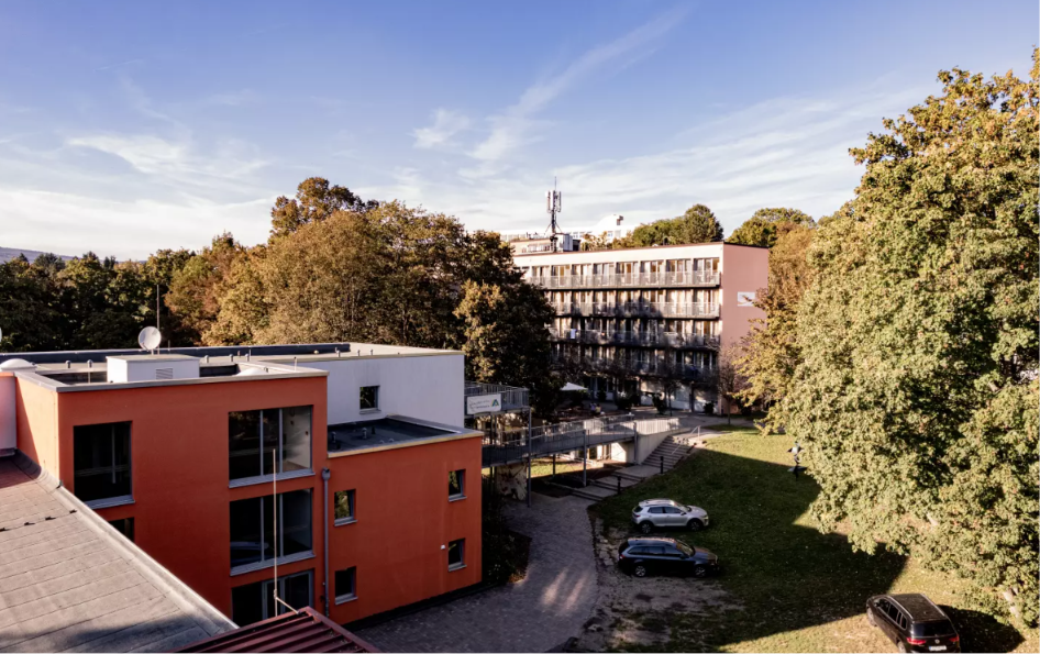 Das Bild zeigt den Haupteingang der Jugendherberge Wiesbaden